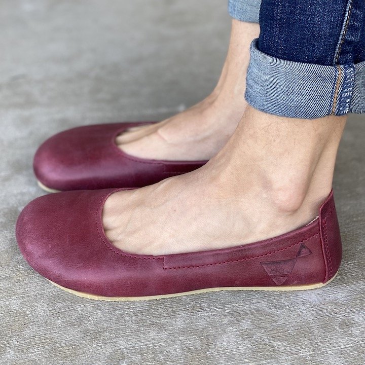 Close up of Angles Fashion Afrodita Light foot shaped flats in burgundy leather. Zero leather lightweight flats