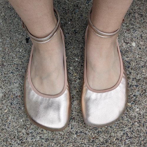 Top down view of a pair of extra wide feet in Shapen Tulip 3.0 in a shiny metallic gold color. The square anatomical toe box is perfect for not squishing wide feet