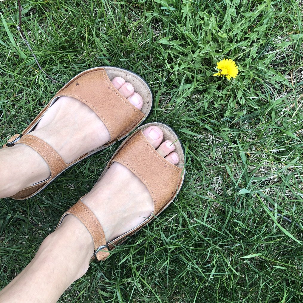 softstar shoes solstice sandal aged walnut close up